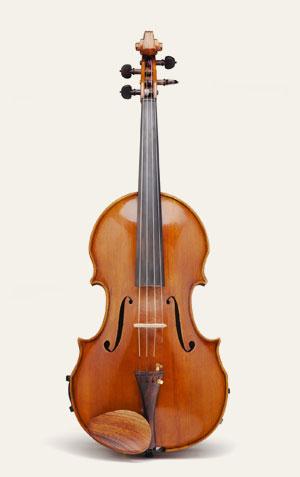Imagem de uma viola, instrumento de cordas da família da orquestra, semelhante ao violino, mas ligeiramente maior. Possui quatro cordas afinadas em quintas, que são tocadas com um arco. A viola tem uma caixa de ressonância em formato de oito, um braço curto e um tamanho intermediário entre o violino e o violoncelo.