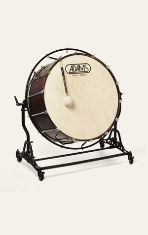 Foto de um bumbo, um instrumento de percussão essencial na bateria, caracterizado por uma caixa de ressonância larga e profunda, geralmente posicionada no chão. O bumbo é tocado com um pedal que aciona um batente interno, produzindo um som grave e poderoso.
