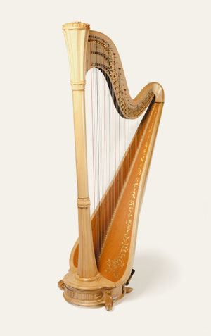 Foto de uma harpa, um majestoso instrumento de cordas vertical, composto por uma série de cordas afinadas esticadas em uma moldura triangular. Cada corda é ajustada para produzir uma nota específica quando tocada com os dedos. A harpa tem uma presença visual impressionante, com sua estrutura curva e delicada, geralmente adornada com detalhes ornamentais.