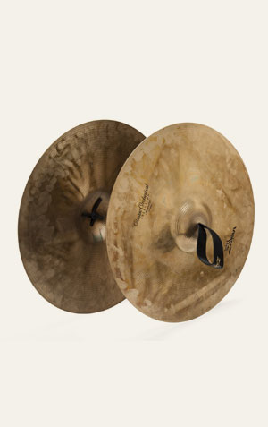 Foto de pratos de ataque, componentes essenciais da bateria e instrumentos de percussão. Feitos de metal e geralmente montados em hastes, os pratos de ataque têm uma forma circular com uma borda fina e produzem um som brilhante e penetrante quando atingidos com baquetas