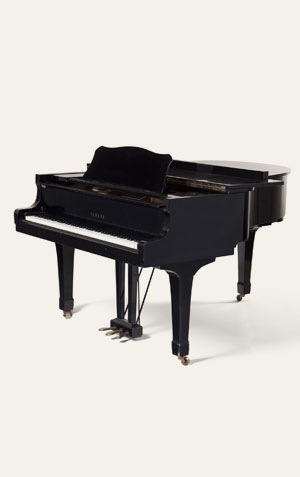 Imagem de um piano, instrumento da família de teclas.