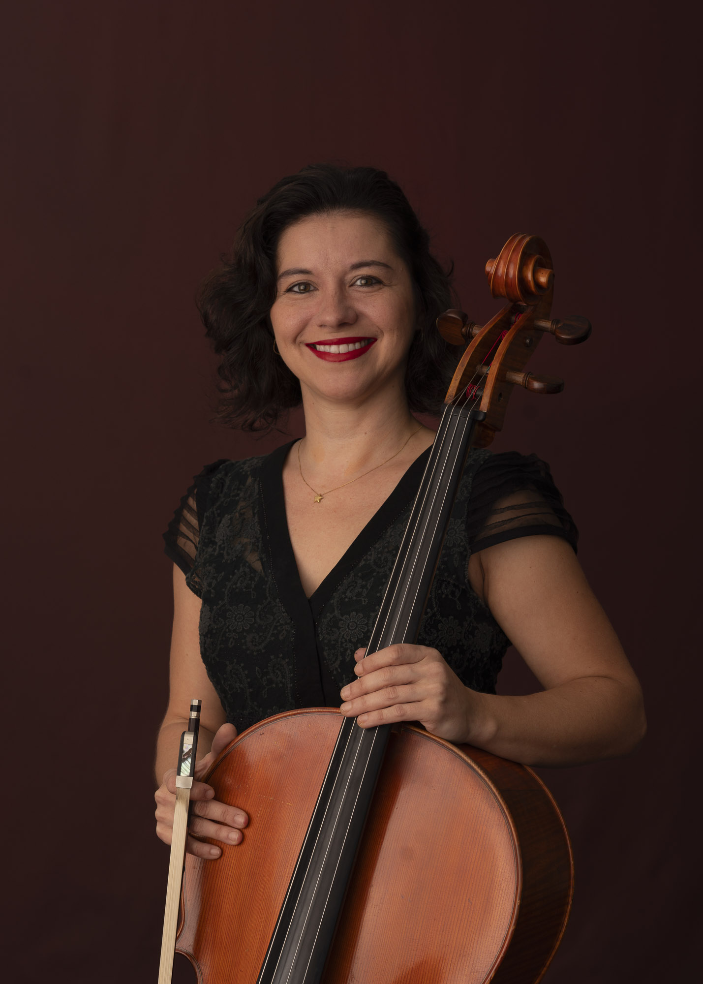 Foto da violoncelista Camila Pacífico.