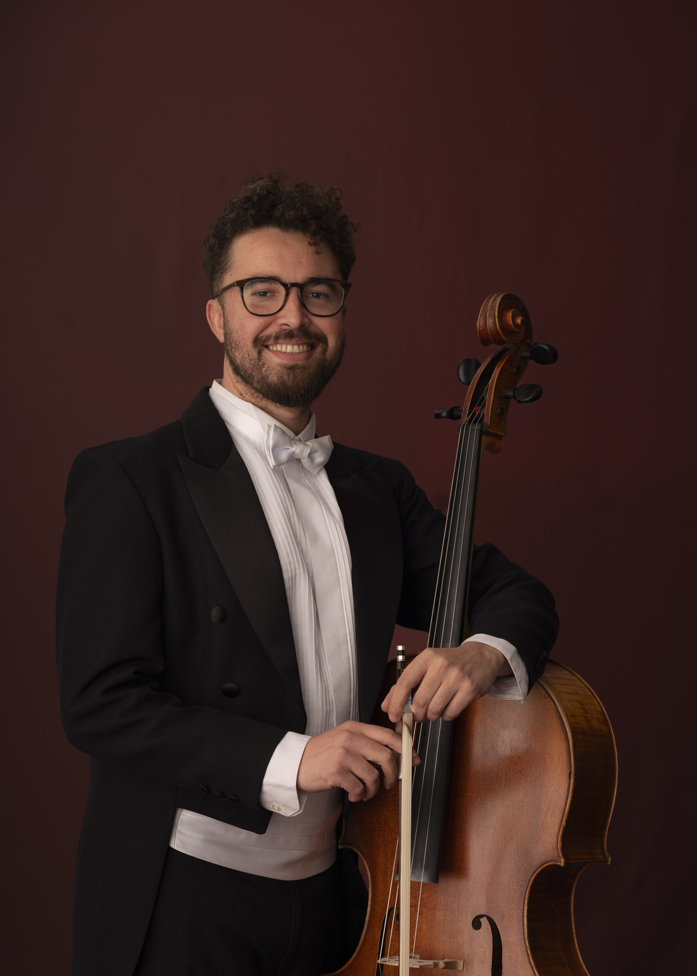 Foto do violoncelista Isaac Andrade.
