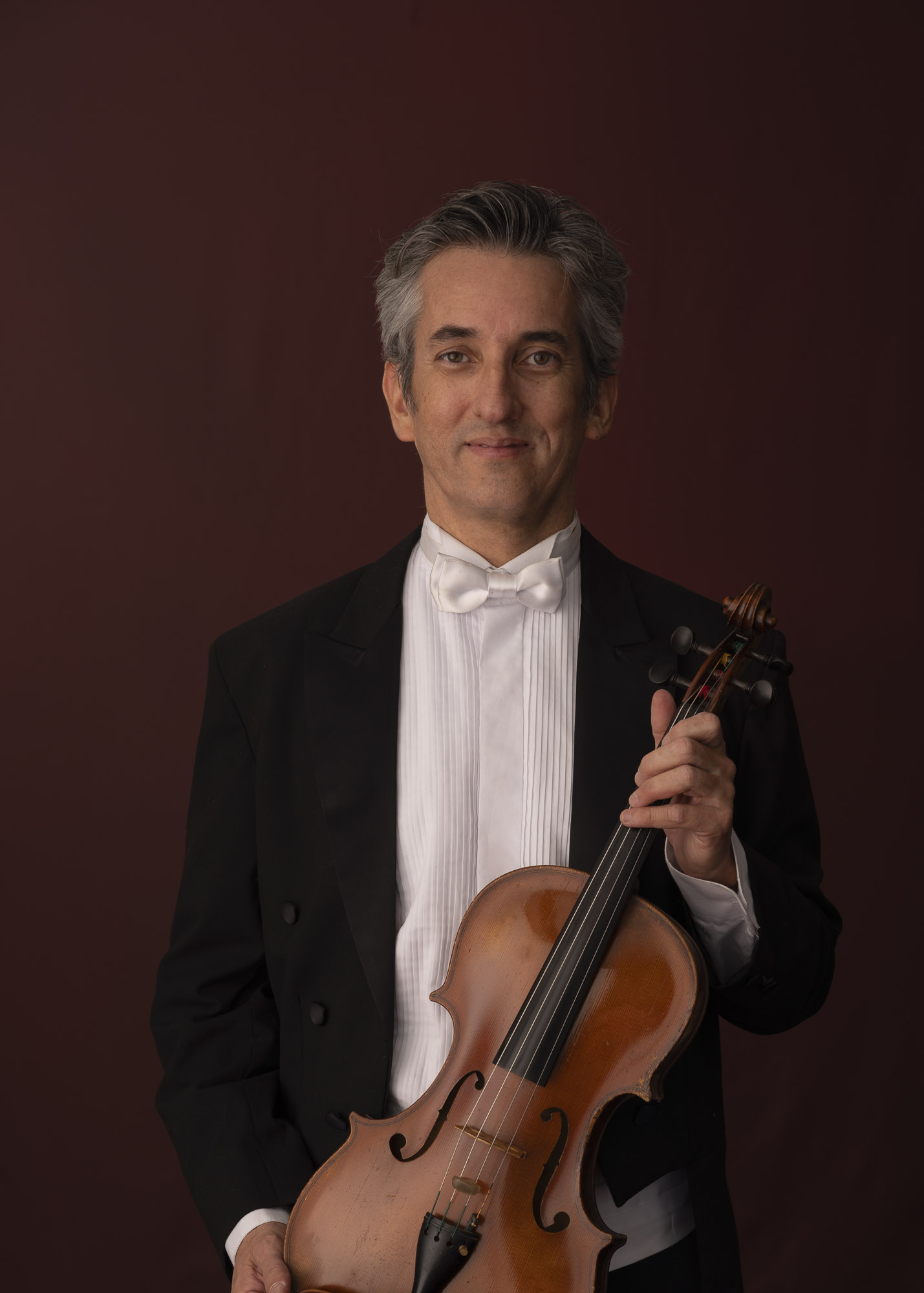 Foto do violista Luciano Gatelli.