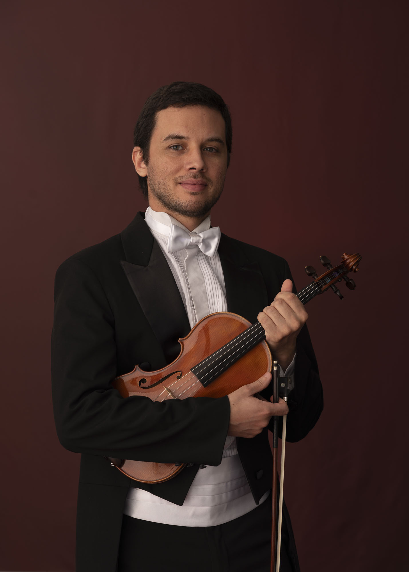 Foto do violinista Matheus Braga.