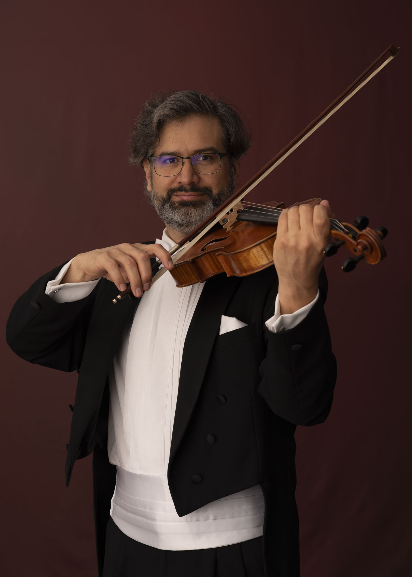 Foto do violinista Nathan Medina.