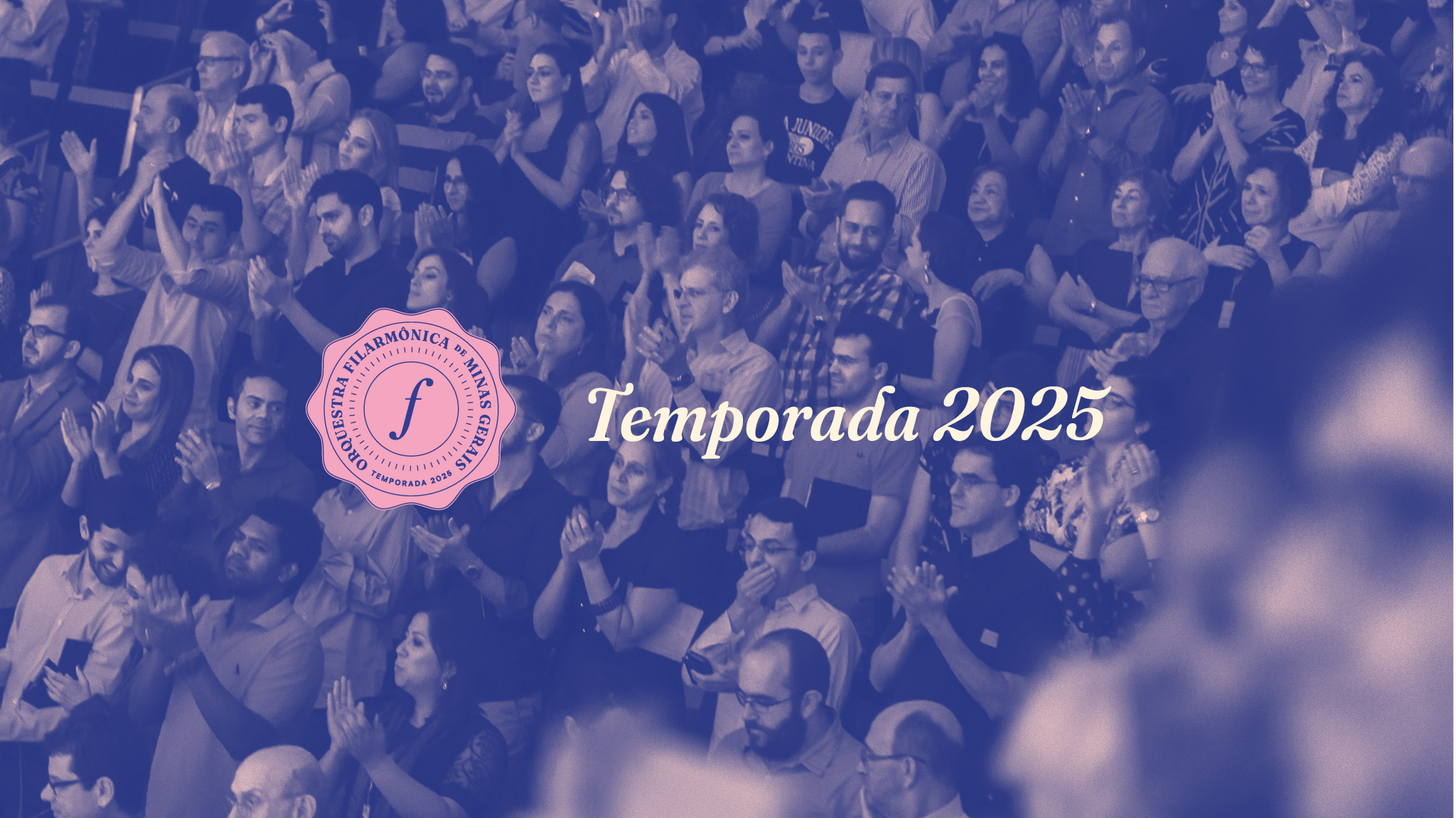 tela com foto de público ao fundo com um filtro azul na frente. Texto centralizado: Temporada 2025